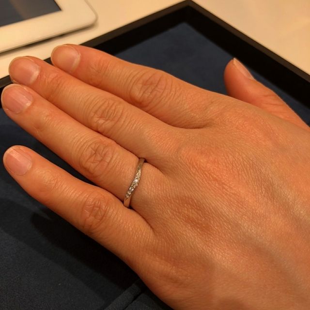 【4℃ BRIDAL(ヨンドシーブライダル)の口コミ】 派手すぎず、シンプルで上品さがあります。S字型で指に馴染みやすく、つけ…