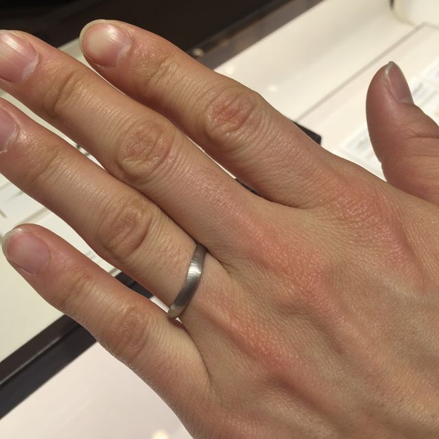 【俄(にわか)の口コミ】 こちらの指輪は睡蓮で、光沢のあるデザインとくすんだデザインとで悩みま…