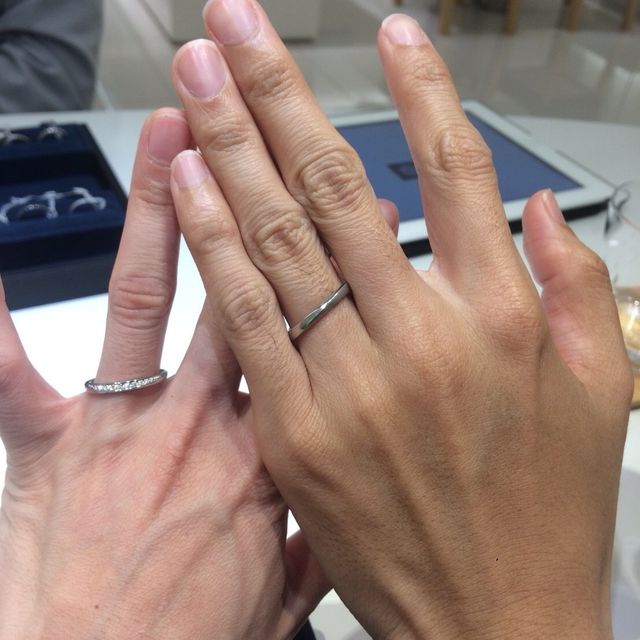 【4℃ BRIDAL(ヨンドシーブライダル)の口コミ】 女性の指輪は、片側だけにダイヤが付いているタイプのため、自分が見るの…