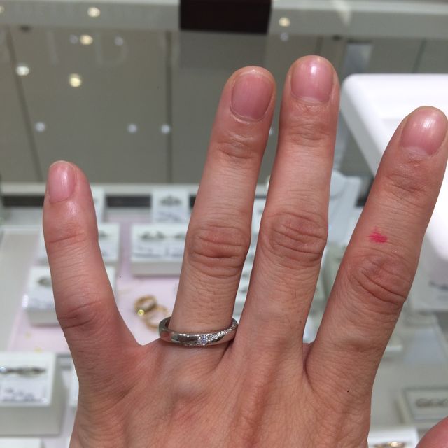 【festaria bijou SOPHIA(フェスタリア ビジュソフィア)の口コミ】 デザインが珍しく凝っていて、流れ星のように内側にもぐるっと一周ダイヤ…