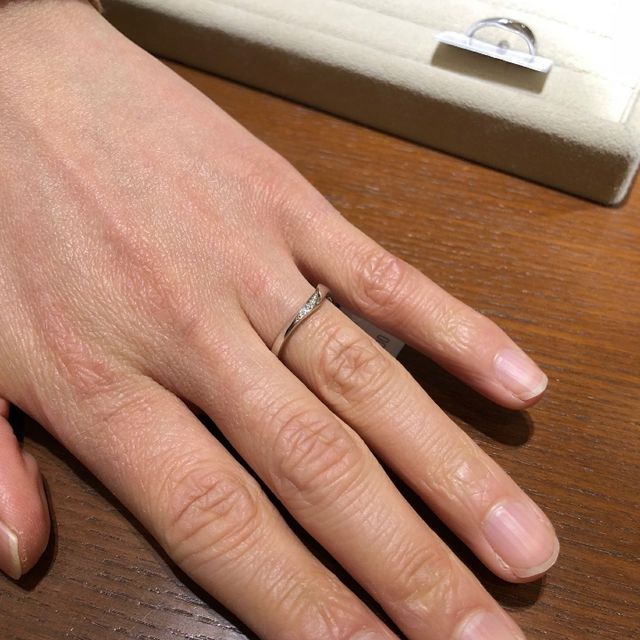 【TRECENTI(トレセンテ)の口コミ】 シンプルなデザインですが、動きがあり、とてもおしゃれです。ダイヤは埋…