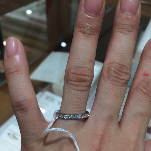 【TOWAIYOU(トワイユ)の口コミ】 ハーフエタニティのタイプの指輪ですが、よくあるデザインとは異なり、ダ…