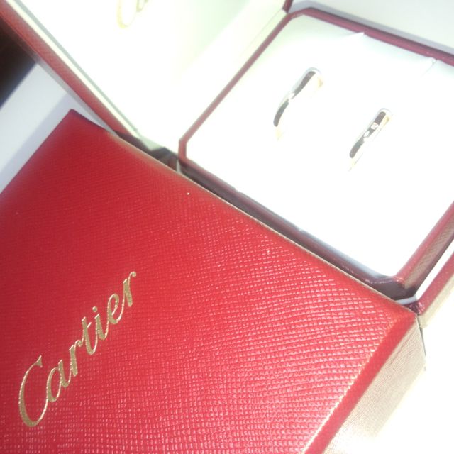 【カルティエ(Cartier)の口コミ】 形はまっすぐではない、少し変わっているものがよかったのでＶになってい…