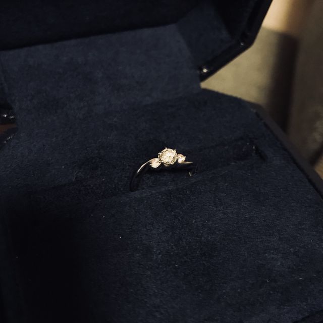 【ROYAL ASSCHER(ロイヤル・アッシャー)の口コミ】 ゆるやかなS字のカーブが上品で華やな印象を持ちました。長く人気のあるデ…