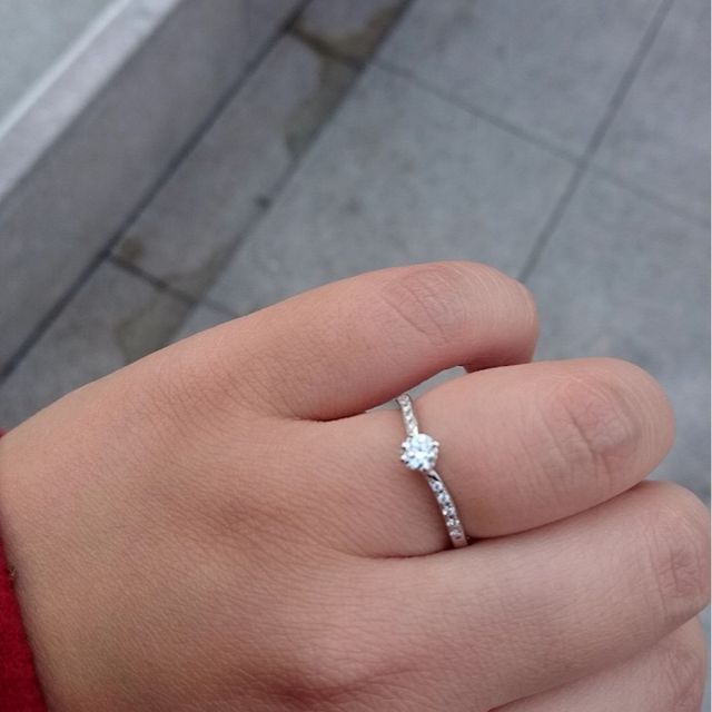 【アイプリモ(I-PRIMO)の口コミ】 V字になっていてキラキラしているところが、とても気に入りました。

また…