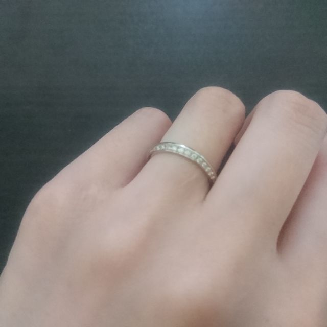 【銀座ダイヤモンドシライシの口コミ】 ダイヤが指輪の側面に対して少しずらした位置に埋め込んであります。これ…