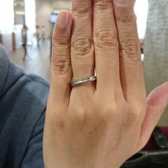 【LUCIE(ルシエ)の口コミ】 普通のPt.の、光沢のある平打リングには飽きた、面白味がない、などと考え…