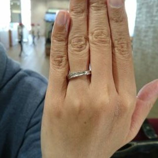 【LUCIE(ルシエ)の口コミ】 普通のPt.の、光沢のある平打リングには飽きた、面白味がない、などと考え…