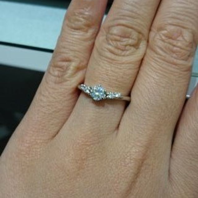 【アイプリモ(I-PRIMO)の口コミ】 指が長く綺麗に見えるＶ字のリングでした。メレも浮き上がるようにセッテ…