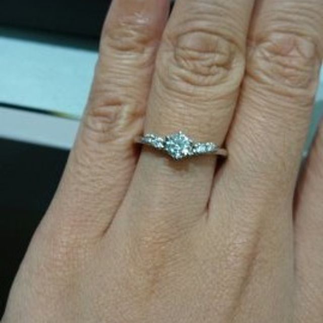 【アイプリモ(I-PRIMO)の口コミ】 指が長く綺麗に見えるＶ字のリングでした。メレも浮き上がるようにセッテ…