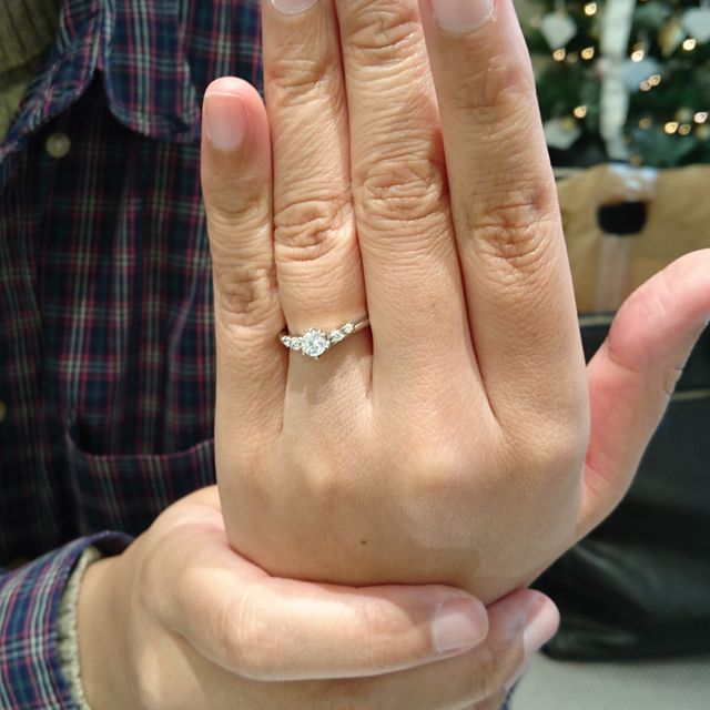 【アイプリモ(I-PRIMO)の口コミ】 指が長く綺麗に見えるＶ字のリングでした。メレも浮き上がるようにセッテ…