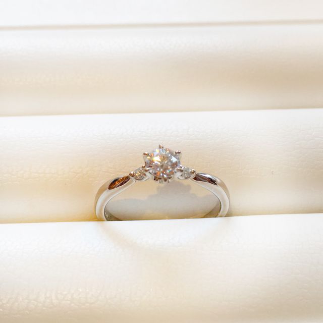 【FOREVERMARK(フォーエバーマーク)の口コミ】 シンプルな指輪を探していたので、お店の人に相談していくつかデザインを…