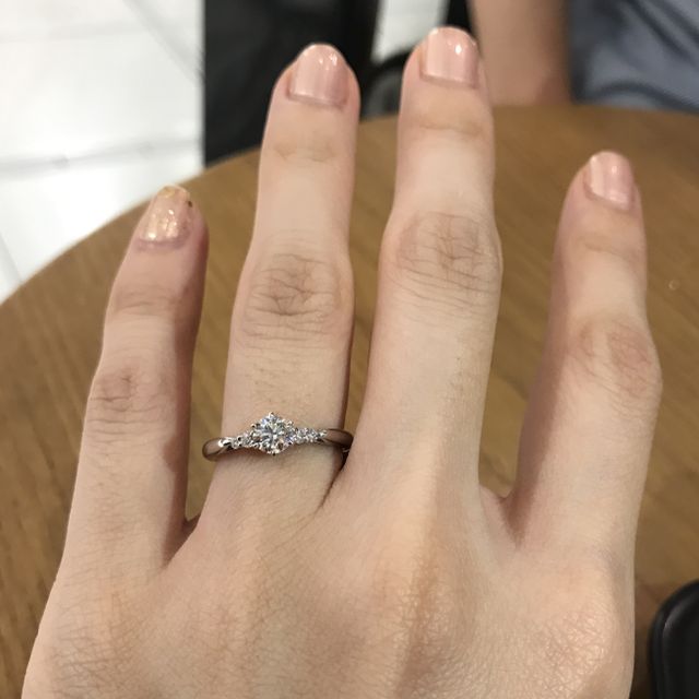 【エクセルコダイヤモンド(EXELCO DIAMOND)の口コミ】 指輪の決め手は主に以下の3つでした。
1つ目は、横から見たデザイン良かっ…