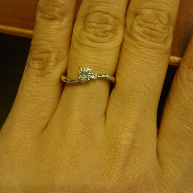【ラザール ダイヤモンド【取扱店販売】の口コミ】 デザイン性の高い、すごくお洒落なリングでした。写真の説明でも書きまし…