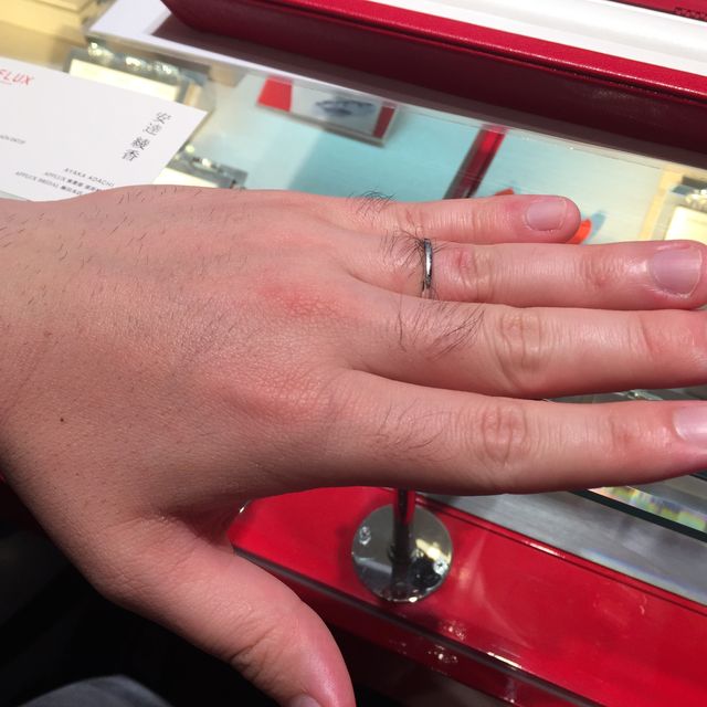 【AFFLUX(アフラックス)の口コミ】 とてもシンプルですが、真ん中に斜めの溝があるデザインです。その溝がと…