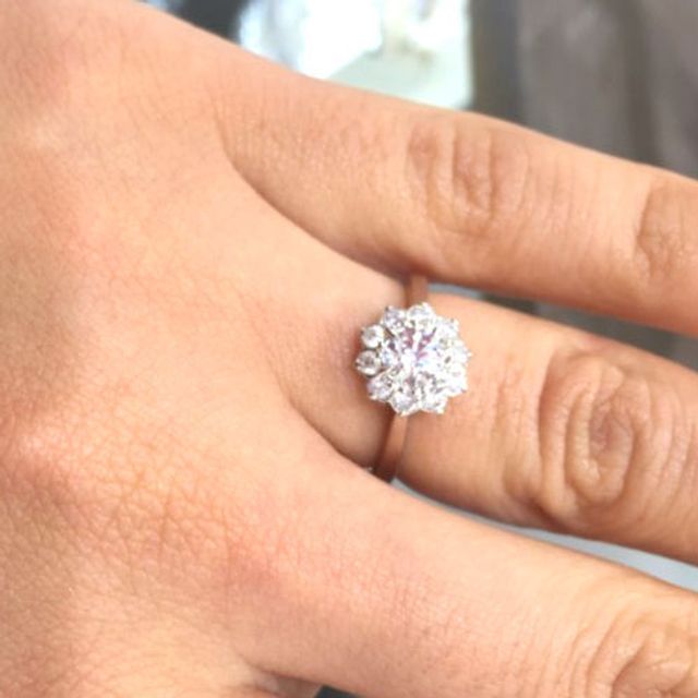 【SIENAROSE(シエナロゼ)の口コミ】 大きめの中央のダイヤモンドは非常に綺麗ですし、まわりの小粒のダイヤモ…