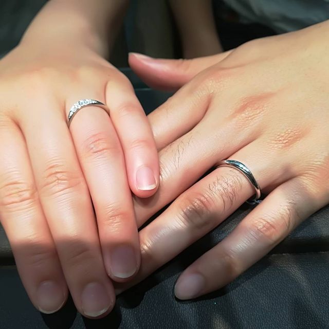 【アイプリモ(I-PRIMO)の口コミ】 婚約指輪と重ね付け出来るようなデザインで、ダイヤも程よく付いていて好…