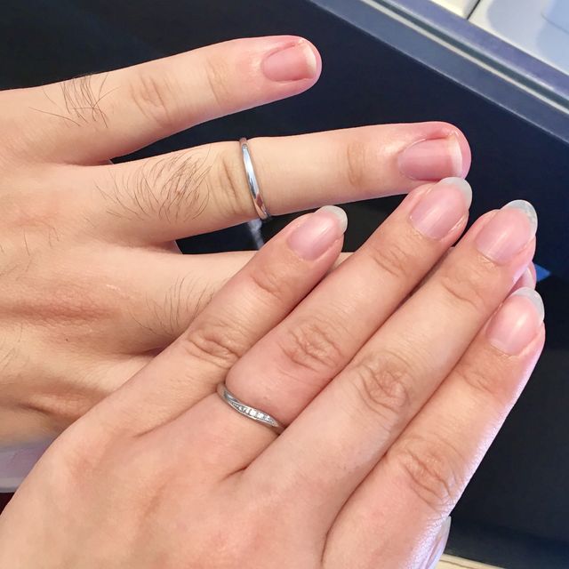 【銀座ダイヤモンドシライシの口コミ】 ウェーブラインの少しダイヤが付いているタイプの結婚指輪です。見本のダ…