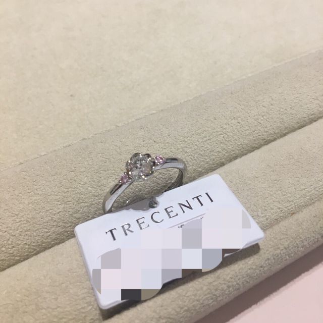 【TRECENTI(トレセンテ)の口コミ】 メレダイヤに貴重なピンクダイヤが使われていました。ピンクダイヤが使わ…
