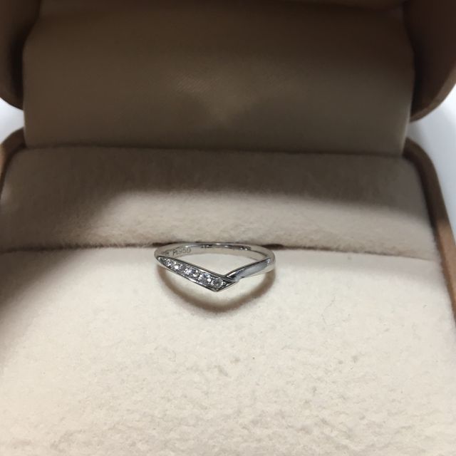 【4℃ BRIDAL(ヨンドシーブライダル)の口コミ】 婚約指輪がＶ字の指輪だったので、重ねてつけた場合、綺麗に重なって見え…