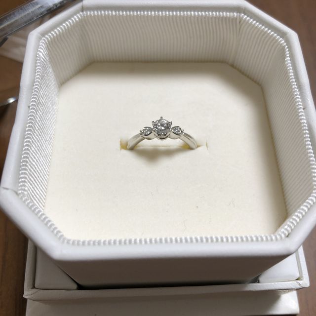 【4℃ BRIDAL(ヨンドシーブライダル)の口コミ】 婚約指輪はダイヤとデザインを選んでから特注するので、多くのデザインを…
