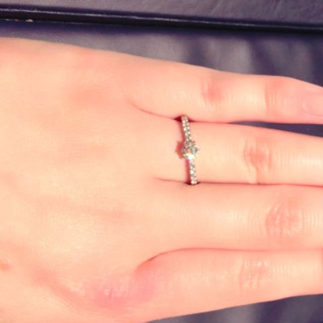 【ROYAL ASSCHER(ロイヤル・アッシャー)の口コミ】 中央のダイヤモンドは大きく、サイドのダイヤモンドはキラキラとしていて…