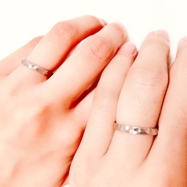 【CRAFY(クラフィ)の口コミ】 槌目のデザインでカジュアルな雰囲気だったので、色はキレイ目が良いなと…