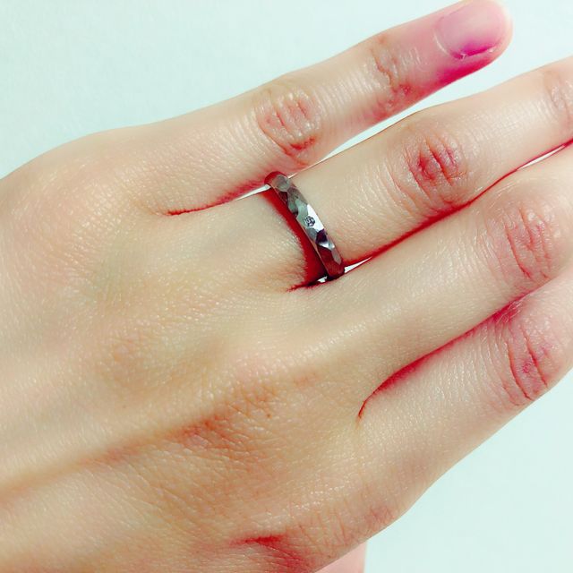 【CRAFY(クラフィ)の口コミ】 槌目のデザインでカジュアルな雰囲気だったので、色はキレイ目が良いなと…