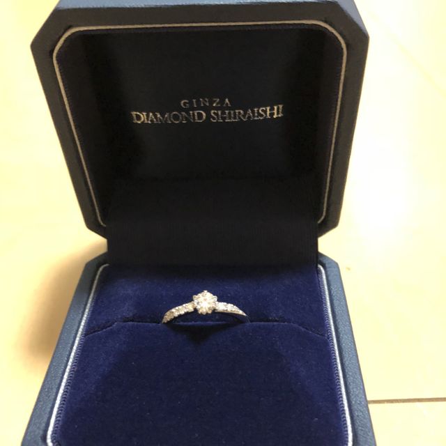 【銀座ダイヤモンドシライシの口コミ】 新作ということ、またデザインが非常に気に入ったためです。まっすぐなデ…