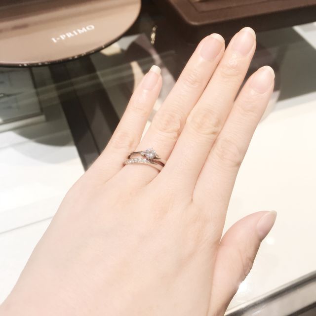 【アイプリモ(I-PRIMO)の口コミ】 私の指は細く、華奢であるので、その指に映えるで細身のデザインでカーブ…