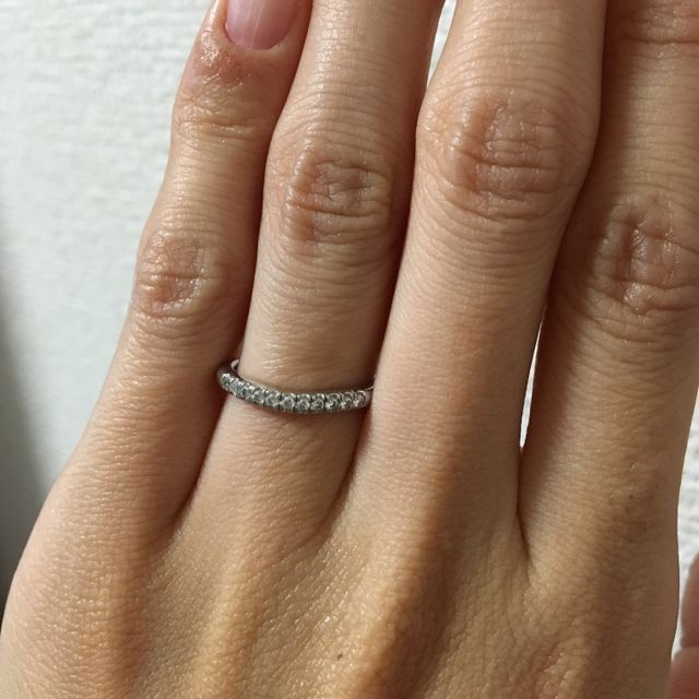 【GALA JEWELRY(ガラジュエリー)の口コミ】 1粒ダイヤの婚約指輪とセットでつけた時に綺麗に見えるよう、少しV字にな…