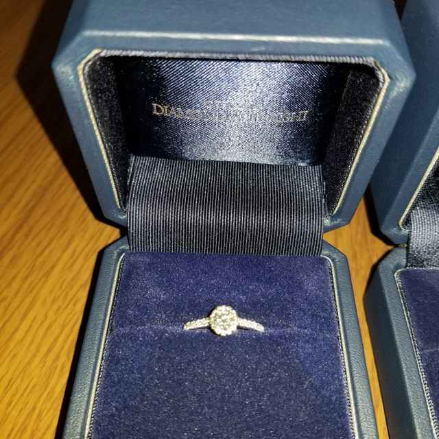 【銀座ダイヤモンドシライシの口コミ】 なんといっても最初にダイヤモンドを見たときの輝きに感動しました。真ん…