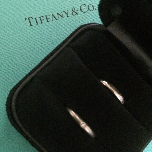 【ティファニー(Tiffany & Co.)の口コミ】 ティファニーの昔からある王道の形であるこちらの指輪にしました。
旦那は…