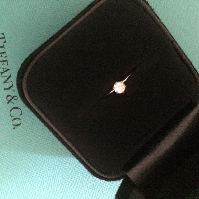 【ティファニー(Tiffany & Co.)の口コミ】 ティファニーの昔からある王道の形であるこちらの指輪にしました。
旦那は…