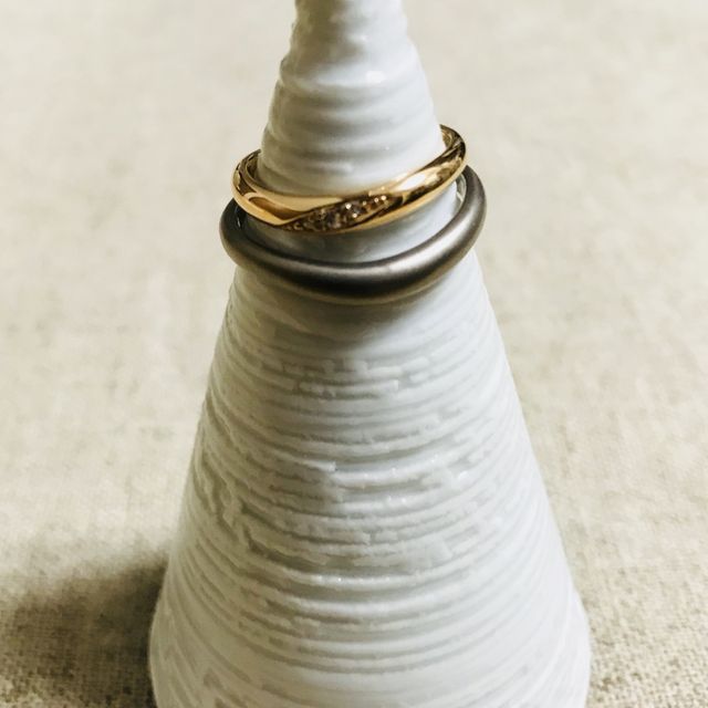 【HASUNA(ハスナ)の口コミ】 シンプルだけど曲線のあるデザインで、指にはめた時に柔らかい印象があり…