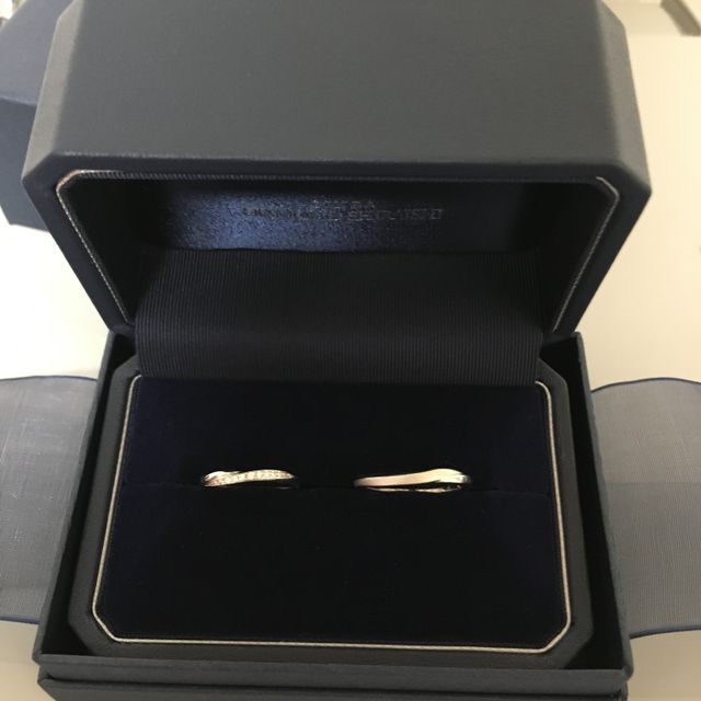 【銀座ダイヤモンドシライシの口コミ】 婚約指輪が同じシリーズで、重ね付けするとラインが合い、非常に綺麗だっ…