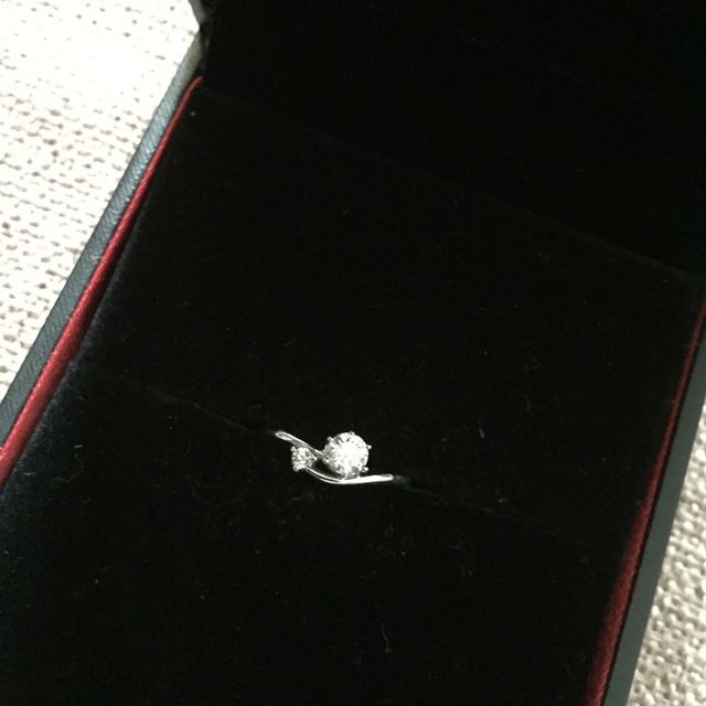 【ラザール ダイヤモンド【取扱店販売】の口コミ】 大小2つのダイヤモンドとプラチナリングの形が気に入って購入しました。V…