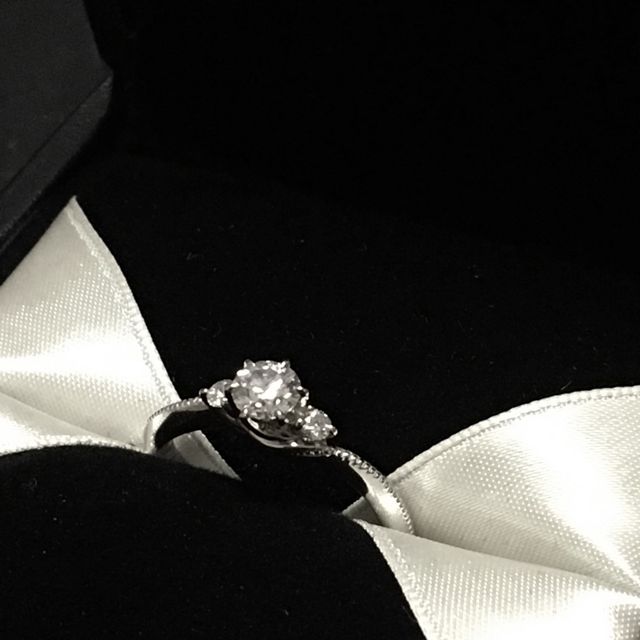 【エクセルコダイヤモンド(EXELCO DIAMOND)の口コミ】 リングはミル打ちや指輪の曲線等、デザインに一目惚れして選びました。
ま…