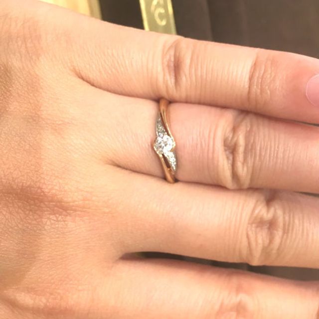 【BIJOUPIKO(ビジュピコ)の口コミ】 一つの大きなダイヤモンドを二つのウェーブのラインが支えるデザインで個…