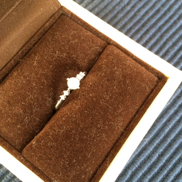 【アイプリモ(I-PRIMO)の口コミ】 真ん中に大きなダイヤ、リングのラインにそって小粒のダイヤが左右に二つ…