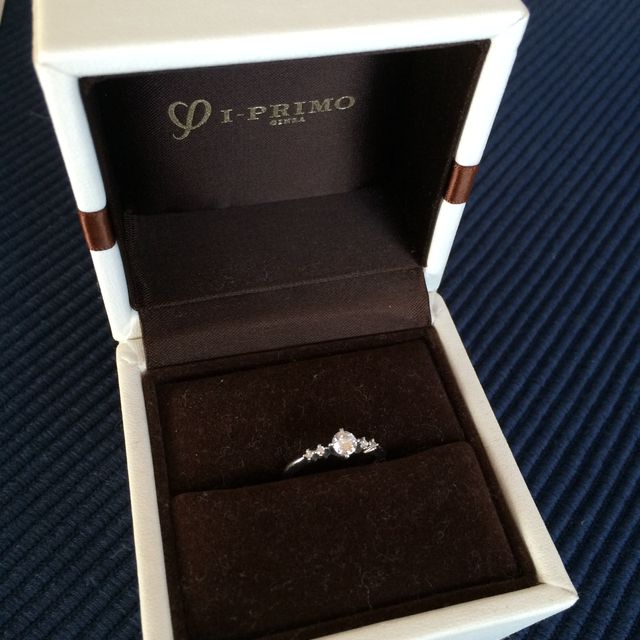 【アイプリモ(I-PRIMO)の口コミ】 真ん中に大きなダイヤ、リングのラインにそって小粒のダイヤが左右に二つ…