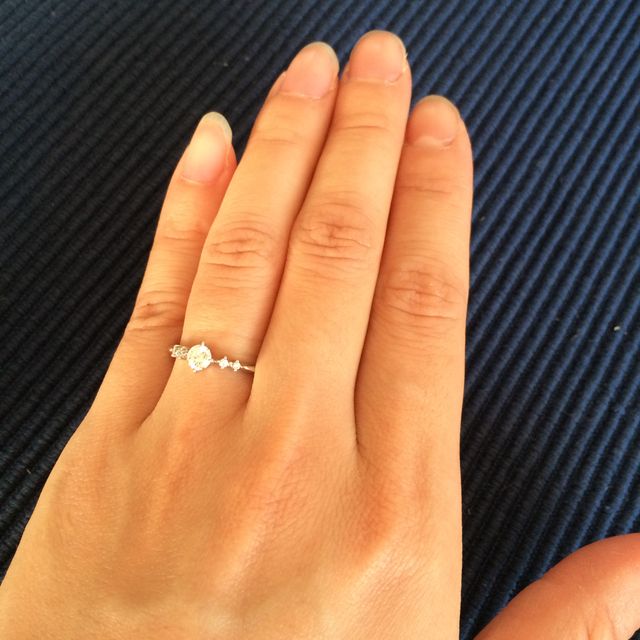 【アイプリモ(I-PRIMO)の口コミ】 真ん中に大きなダイヤ、リングのラインにそって小粒のダイヤが左右に二つ…