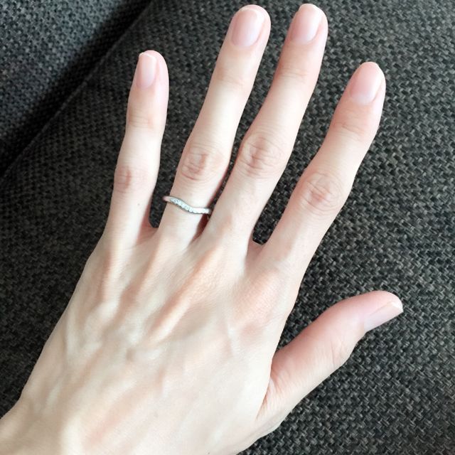 【ティファニー(Tiffany & Co.)の口コミ】 しんぷるだけど、前からみると全体にダイヤがちりばめられていて、非常に…