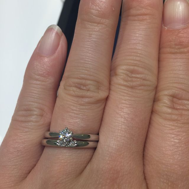 【銀座ダイヤモンドシライシの口コミ】 立て爪のシンプルなデザインを探していたのでデザインはよかったです。婚…