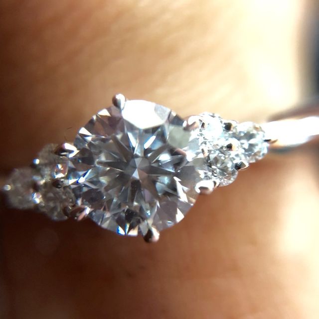 【リューツウの口コミ】 私がデザインを決めて、ダイヤのクオリティ等を彼が決めました。
デザイン…