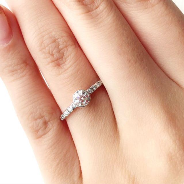 【BRIDGE(ブリッジ)の口コミ】 キラキラと輝きダイヤモンドの存在感が大きいリングを探していたところこ…