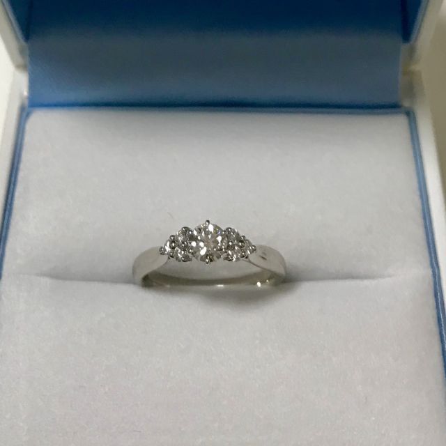 【GALA JEWELRY(ガラジュエリー)の口コミ】 結婚指輪とセットでつけられる婚約指輪を探していました。ダイヤが一つの…
