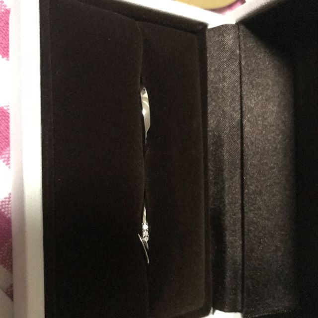 【アイプリモ(I-PRIMO)の口コミ】 試着した時に指が細くみえデザインがとても素敵でした。婚約指輪と一緒に…