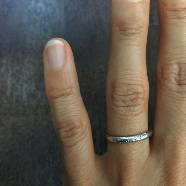 【festaria bijou SOPHIA(フェスタリア ビジュソフィア)の口コミ】 シンプルでメッセージ性がある結婚指輪です。シンプルだけど、ほかの人で…