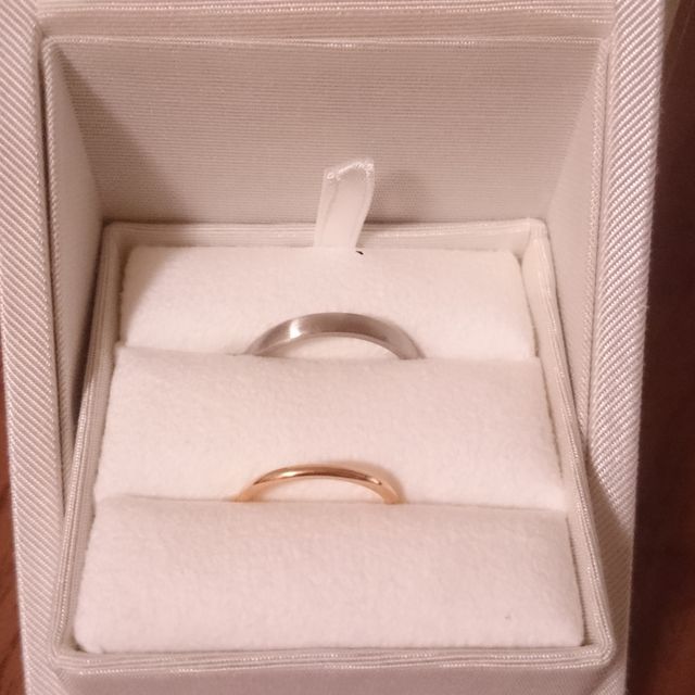 【ENUOVE(イノーヴェ)の口コミ】 新婦の指が、短く細めと言われたのでプラチナはどうも似合わなくて、ピン…